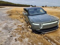 owner-abandons-rivian-r1s-on-lake-shore-after-getting-stuck-in-the-frozen-mud_48.jpg