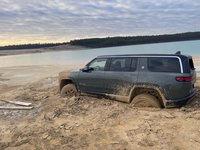 owner-abandons-rivian-r1s-on-the-lake-shore-after-getting-stuck-in-the-frozen-mud-207421_1.jpg